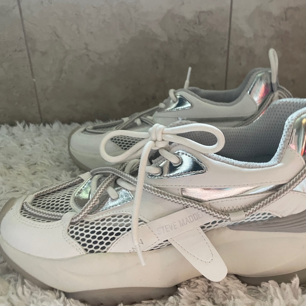 Steve Madden Possession White/Silver Sneakers Tennis Dad Shoe - Picture 2 of 7